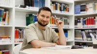 Menedżer procesów transportowych | Studia II stopnia we Wrocławiu | Uniwersytet WSB Merito we Wrocławiu: student uczący się w bibliotece