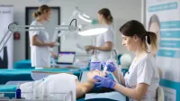 Kosmetologia | Studia I stopnia we Wrocławiu | Uniwersytet WSB Merito we Wrocławiu: studentki na zajęciach w pracowni kosmetologii