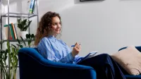 Terapia pedagogiczna | Studia jednolite magisterskie we Wrocławiu | Uniwersytet WSB Merito we Wrocławiu: studentka robiąca notatki