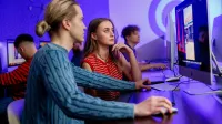 Dziennikarstwo wspierane AI | Studia I stopnia we Wrocławiu | Uniwersytet WSB Merito we Wrocławiu: studenci w pracowni komputerowej