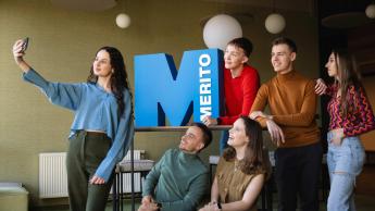 Poznaj nas | Uniwersytet WSB Merito we Wrocławiu: Główna grafika: Wrocław - poznaj nas - grupa studentów robiąca selfie oraz sygnet merito