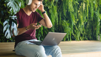 Projektowanie i rozwój nowoczesnych aplikacji SAP FIORI | Studia podyplomowe we Wrocławiu | Uniwersytet WSB Merito we Wrocławiu: student - słuchawki - laptop - nauka zdalna