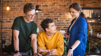 Economic and Data Analysis | Studia I stopnia we Wrocławiu | Uniwersytet WSB Merito we Wrocławiu: Wrocław - analityka gospodarcza i analiza danych - studenci pracujący nad projektem