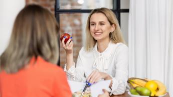 Dietetyka | Studia II stopnia we Wrocławiu | Uniwersytet WSB Merito we Wrocławiu: Wrocław - dietetyka - dwie kobiety uczestniczące w konsultacjach dietetycznych