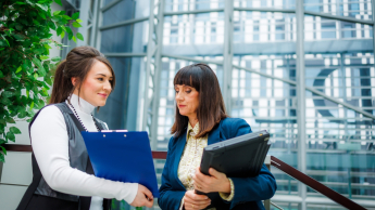Specjalista bezpieczeństwa i higieny pracy | Studia I stopnia we Wrocławiu | Uniwersytet WSB Merito we Wrocławiu: Wrocław - specjalista bezpieczeństwa i higieny pracy - studentka podczas wizyty studyjnej