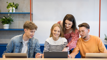 Pedagogika opiekuńczo-wychowawcza z nowoczesnymi technologiami w edukacji | Studia I stopnia we Wrocławiu | Uniwersytet WSB Merito we Wrocławiu: Wrocław - Pedagogika opiekuńczo-wychowawcza z nowoczesnymi technologiami w edukacji - studenci na zajęciach w pracowni komputerowej