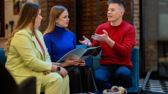Wrocław - HR Business Partner - studenci pracujący nad projektem grupowym