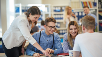 Ekonomia | Studia II stopnia we Wrocławiu | Uniwersytet WSB Merito we Wrocławiu: Główna grafika: Wrocław - studia II stopnia - ekonomia - grupa studentów w bibliotece