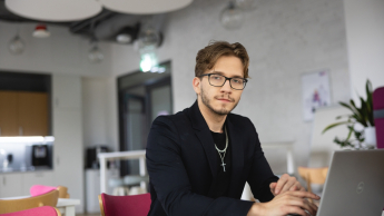 Zarządzanie i inwestowanie w nieruchomości | Studia podyplomowe we Wrocławiu | Uniwersytet WSB Merito we Wrocławiu: uczestnik studiów podyplomowych używający laptopa