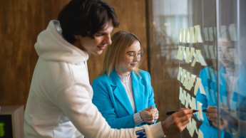 Project management | Studia II stopnia ze studiami podyplomowymi  | Uniwersytet WSB Merito we Wrocławiu: studenci robiący notatki na fiszkach