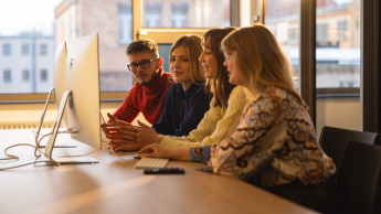 Trendy & design w marketingu | Studia II stopnia ze studiami podyplomowymi  | Uniwersytet WSB Merito we Wrocławiu: studenci w pracowni komputerowej