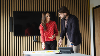 Customer Experience Management | Studia podyplomowe we Wrocławiu | Uniwersytet WSB Merito we Wrocławiu: uczestnicy studiów podyplomowych pracujący nad wspólnym projektem