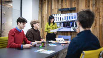 Agile – zwinne metodyki zarządzania projektami | Studia podyplomowe we Wrocławiu | Uniwersytet WSB Merito we Wrocławiu: uczestnicy studiów podyplomowych pracujący nad wspólnym projektem