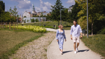 Psychologia w organizacji i rozwoju | Studia jednolite magisterskie we Wrocławiu | Uniwersytet WSB Merito we Wrocławiu: Wrocław - psychologia w biznesie - studenci spacerujący po parku