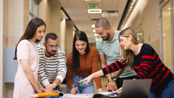 Lektor języka hiszpańskiego | Studia I stopnia we Wrocławiu | Uniwersytet WSB Merito we Wrocławiu: Wrocław - lektor języka hiszpańskiego - studenci pracujący nad projektem grupowym