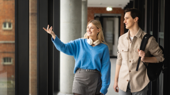 Tłumaczenia | Studia II stopnia we Wrocławiu | Uniwersytet WSB Merito we Wrocławiu: Wrocław - lektor języka niemieckiego - studentka wskazująca ręką kierunek