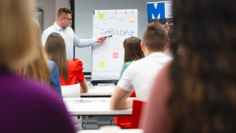 Psychologia sprzedaży | Studia II stopnia we Wrocławiu | Uniwersytet WSB Merito we Wrocławiu: Wrocław - psychologia sprzedaży - studenci na zajęciach ze sprzedaży