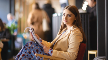 Pedagogika szkolna z doradztwem zawodowym | Studia II stopnia we Wrocławiu | Uniwersytet WSB Merito we Wrocławiu: Wrocław - pedagogika szkolna z doradztwem zawodowym - studentka ucząca się do egzaminu