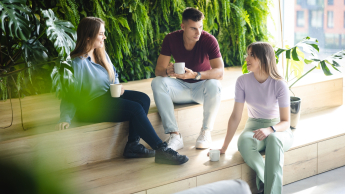 Healthcare Management | Studia II stopnia we Wrocławiu | Uniwersytet WSB Merito we Wrocławiu: Wrocław - zarządzanie w ochronie zdrowia - studenci rozmawiający w kawiarni