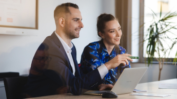 Nowoczesny menedżer - od wizji do realizacji | Studia podyplomowe we Wrocławiu | Uniwersytet WSB Merito we Wrocławiu: uczestniczka studiów podyplomowych pozująca do zdjęcia