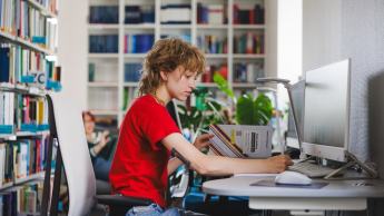 Nowe technologie w księgowości | Studia podyplomowe we Wrocławiu | Uniwersytet WSB Merito we Wrocławiu: studentka sporządzająca notatki