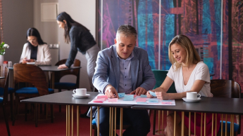 Kadry i płace | Studia podyplomowe we Wrocławiu | Uniwersytet WSB Merito we Wrocławiu: uczestnicy studiów podyplomowych pracujący nad wspólnym projektem