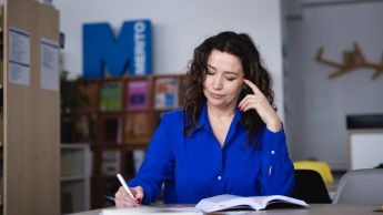 Marketing Communication Mix | Studia I stopnia we Wrocławiu | Uniwersytet WSB Merito we Wrocławiu: studentka sporządzająca notatki