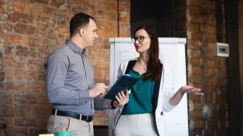 Programista Python Developer | Studia podyplomowe we Wrocławiu | Uniwersytet WSB Merito we Wrocławiu: uczestnicy studiów podyplomowych pracujący nad wspólnym projektem