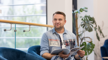 Zakupy w biznesie | Studia podyplomowe we Wrocławiu | Uniwersytet WSB Merito we Wrocławiu: uczestnik studiów podyplomowych przeglądający katalog