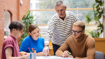 E-commerce & Online Business Design | Studia I stopnia we Wrocławiu | Uniwersytet WSB Merito we Wrocławiu: studenci pracujący nad projektem grupowym
