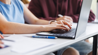Wyniki wyszukiwania | Uniwersytet WSB Merito we Wrocławiu: studentka pisząca na laptopie