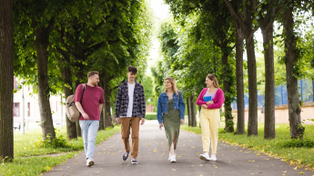 Sztuczna inteligencja w automatyzacji biznesu | Studia podyplomowe we Wrocławiu | Uniwersytet WSB Merito we Wrocławiu: studenci idący parkiem