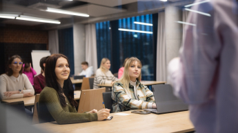 Rozwój produktów w małej firmie | Studia podyplomowe we Wrocławiu | Uniwersytet WSB Merito we Wrocławiu: studenci na sali wykładowej