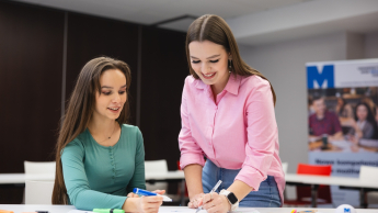 Fintech - innowacje technologiczne na rynku finansowym | Studia podyplomowe we Wrocławiu | Uniwersytet WSB Merito we Wrocławiu: studenci pracujący nad wspólnym projektem 