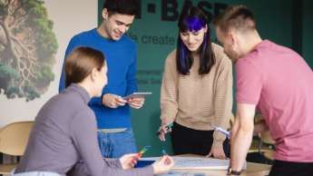 Menedżer logistyki – studia 3-semestralne | Studia II stopnia we Wrocławiu | Uniwersytet WSB Merito we Wrocławiu: Grupa pracuje nad projektem