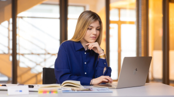 Prawo w finansach | Studia I stopnia we Wrocławiu | Uniwersytet WSB Merito we Wrocławiu: studentka korzystająca z laptopa