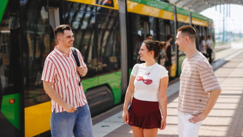 Transport i spedycja | Studia podyplomowe we Wrocławiu | Uniwersytet WSB Merito we Wrocławiu: studenci rozmawiający ze sobą na przystanku autobusowym