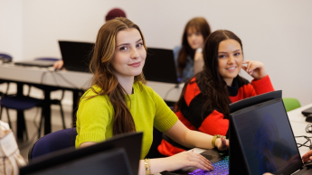 Psychologia w zarządzaniu | Studia I stopnia we Wrocławiu | Uniwersytet WSB Merito we Wrocławiu: studentki podczas zajęć w pracowni komputerowej