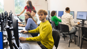 Wyniki wyszukiwania | Uniwersytet WSB Merito we Wrocławiu: studenci podczas zajęć w pracowni komputerowej