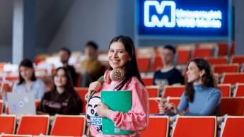 Pedagogika doradztwa i coachingu kariery | Studia II stopnia we Wrocławiu | Uniwersytet WSB Merito we Wrocławiu: studentka trzymająca notes