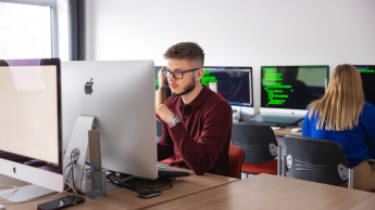 Informatyka stosowana | Studia I stopnia we Wrocławiu | Uniwersytet WSB Merito we Wrocławiu: student w pracowni informatycznej