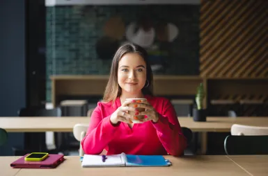 Nasz kampus | Uniwersytet WSB Merito we Wrocławiu: budynek G - bistro - studentka