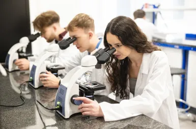 Laboratoria i pracownie | Uniwersytet WSB Merito we Wrocławiu: studenci na zajęciach w laboratorium chemii, biochemii i mikrobiologii