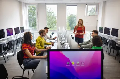 Laboratoria i pracownie | Uniwersytet WSB Merito we Wrocławiu: studenci na zajęciach w pracowni apple imac