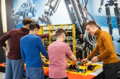 Laboratoria i pracownie | Uniwersytet WSB Merito we Wrocławiu: studenci na zajęciach w laboratorium kreatywnych konstrukcji