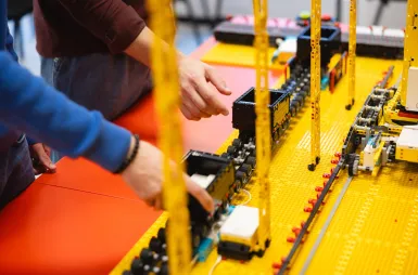 Laboratoria i pracownie | Uniwersytet WSB Merito we Wrocławiu: studenci na zajęciach w laboratorium kreatywnych konstrukcji