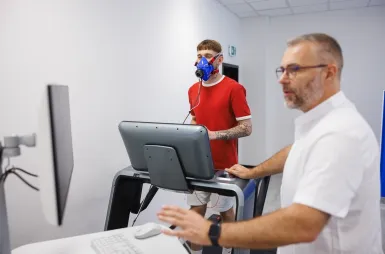 Laboratorium dietetyki i kalorymetrii | Uniwersytet WSB Merito we Wrocławiu: studenci odbywający zajęcia w laboratorium dietetyki i kalorymetrii