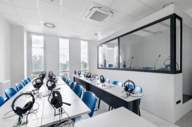 Laboratoria i pracownie | Uniwersytet WSB Merito we Wrocławiu: sala do tłumaczeń ustnych