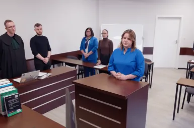 Sala rozpraw sądowych | Uniwersytet WSB Merito we Wrocławiu: studenci odbywający zajęcia w sali rozpraw sądowych