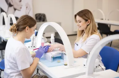 Laboratoria i pracownie | Uniwersytet WSB Merito we Wrocławiu: pracownia manicure i stylizacji paznokci